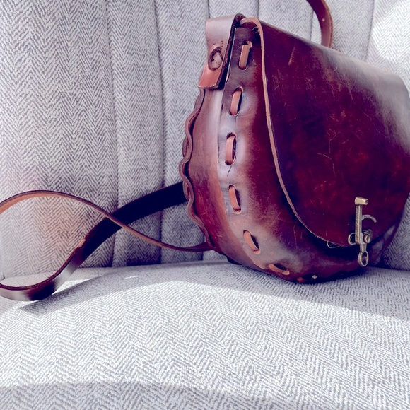 100% natural leather satchel with metal hardware closure.  Gorgeous! - Picture 4 of 5